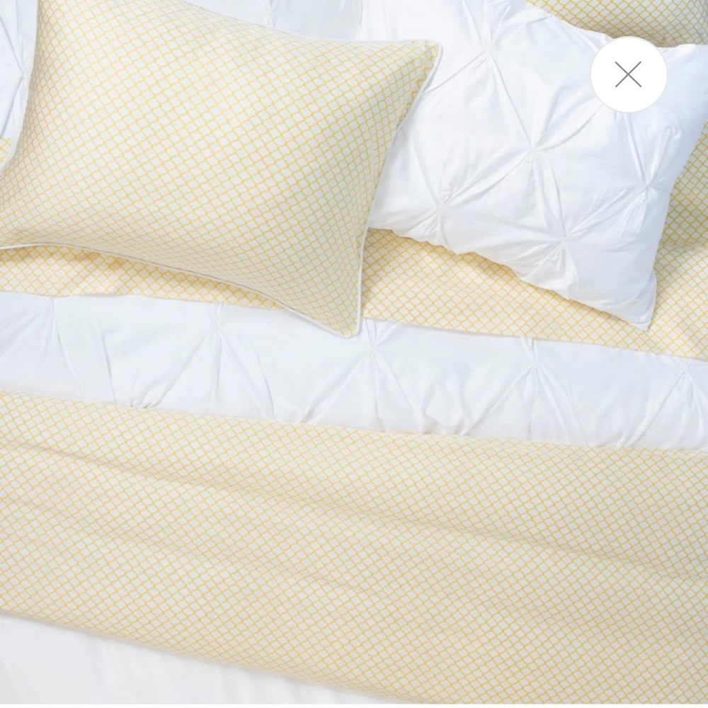 White Valencia Pintuck Luxurious King Duvet Cover and Two King Shams - Picture 3 of 11